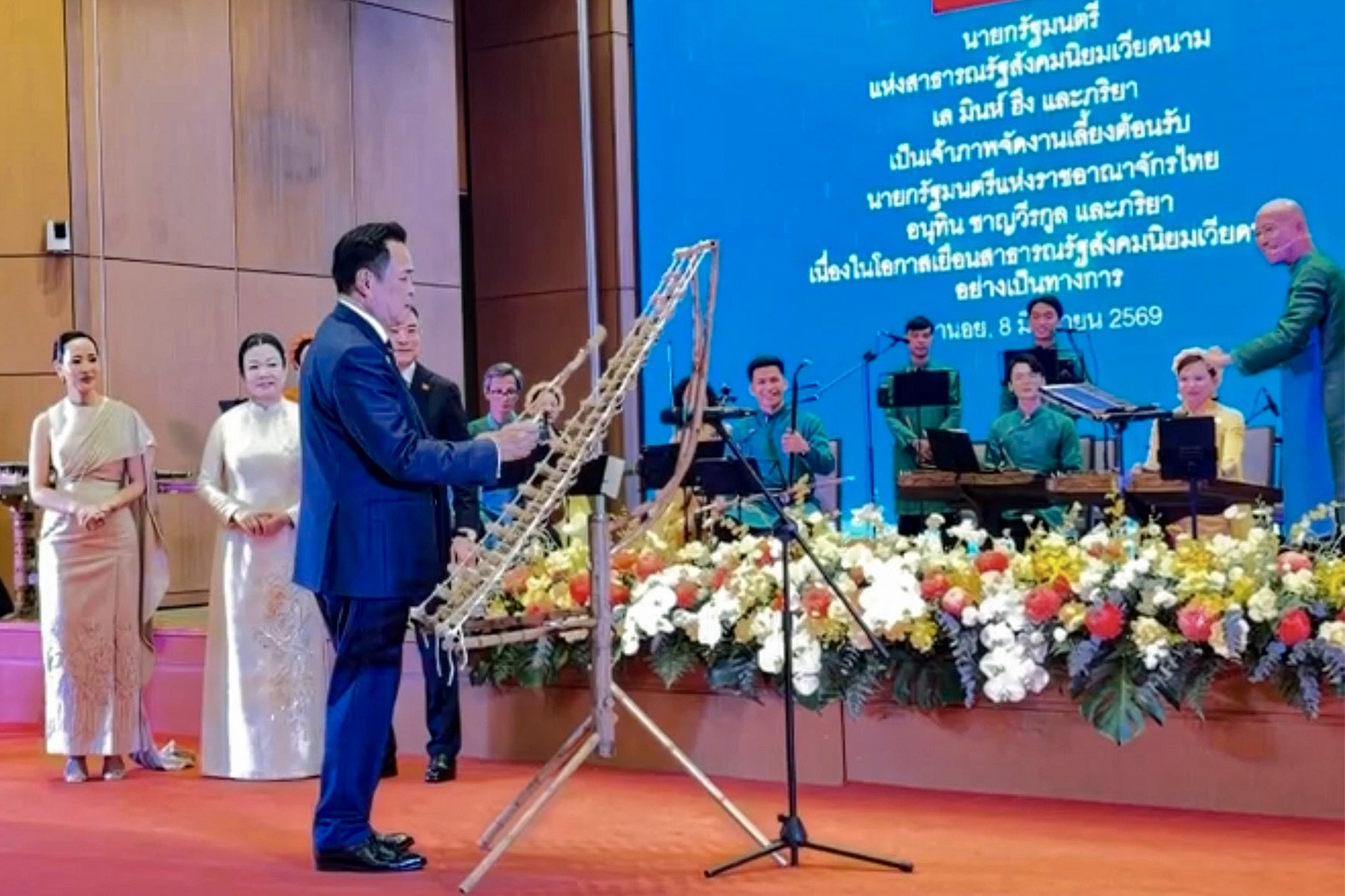 Thủ tướng Thái Lan chơi đàn T’rưng cùng các nghệ sĩ Việt Nam