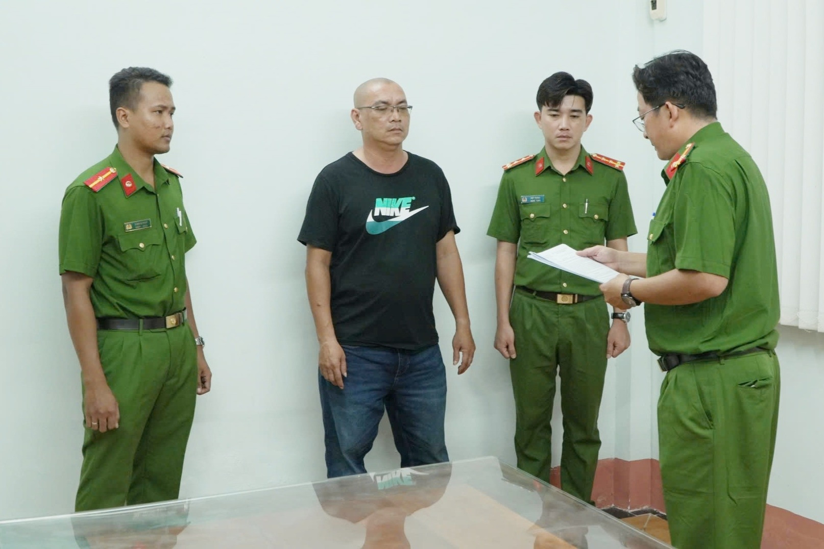 Vụ khiêng quan tài có người sống bên trong diễu hành: Danh tính chủ bữa tiệc gây xôn xao