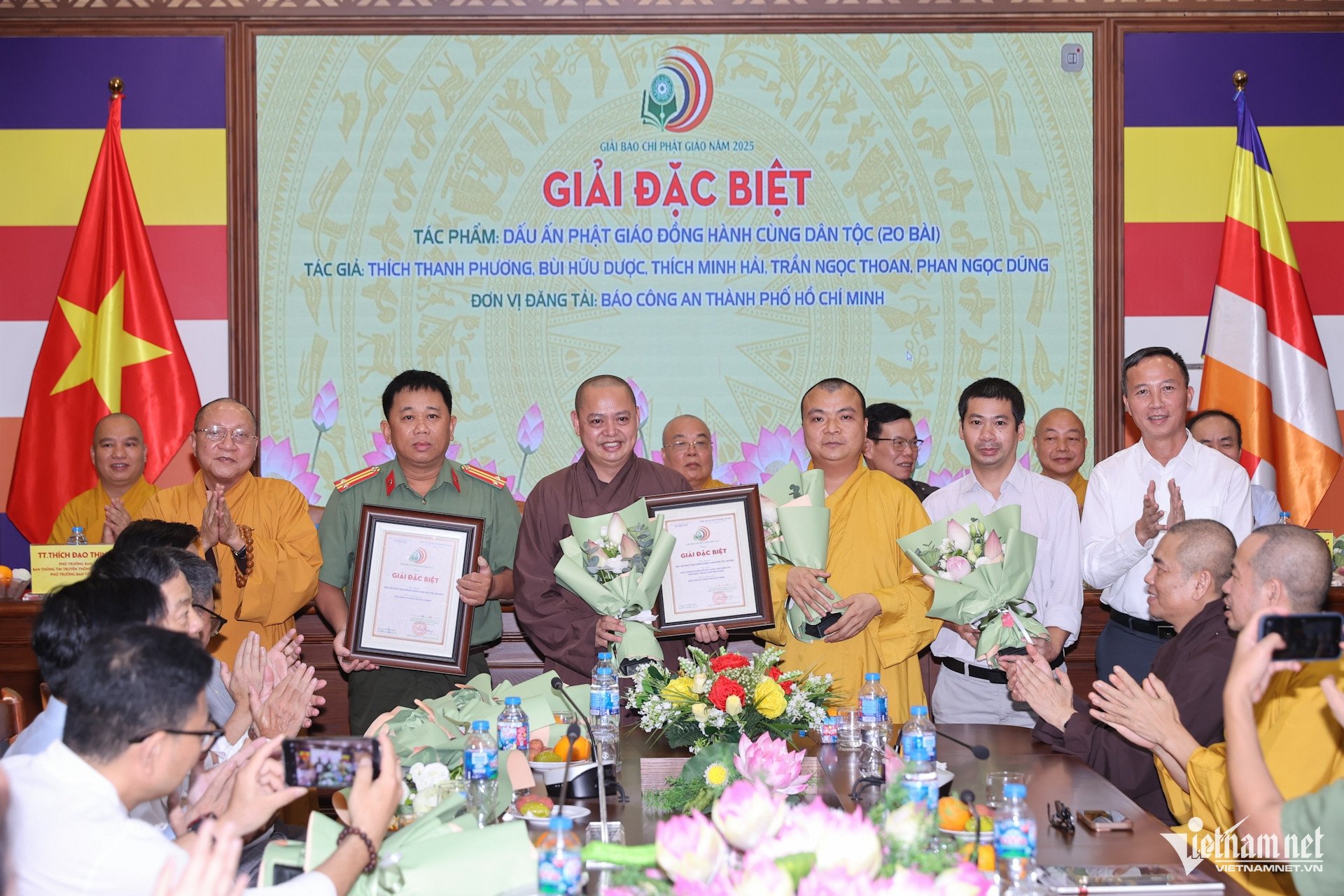 W-Giai dac biet.jpg