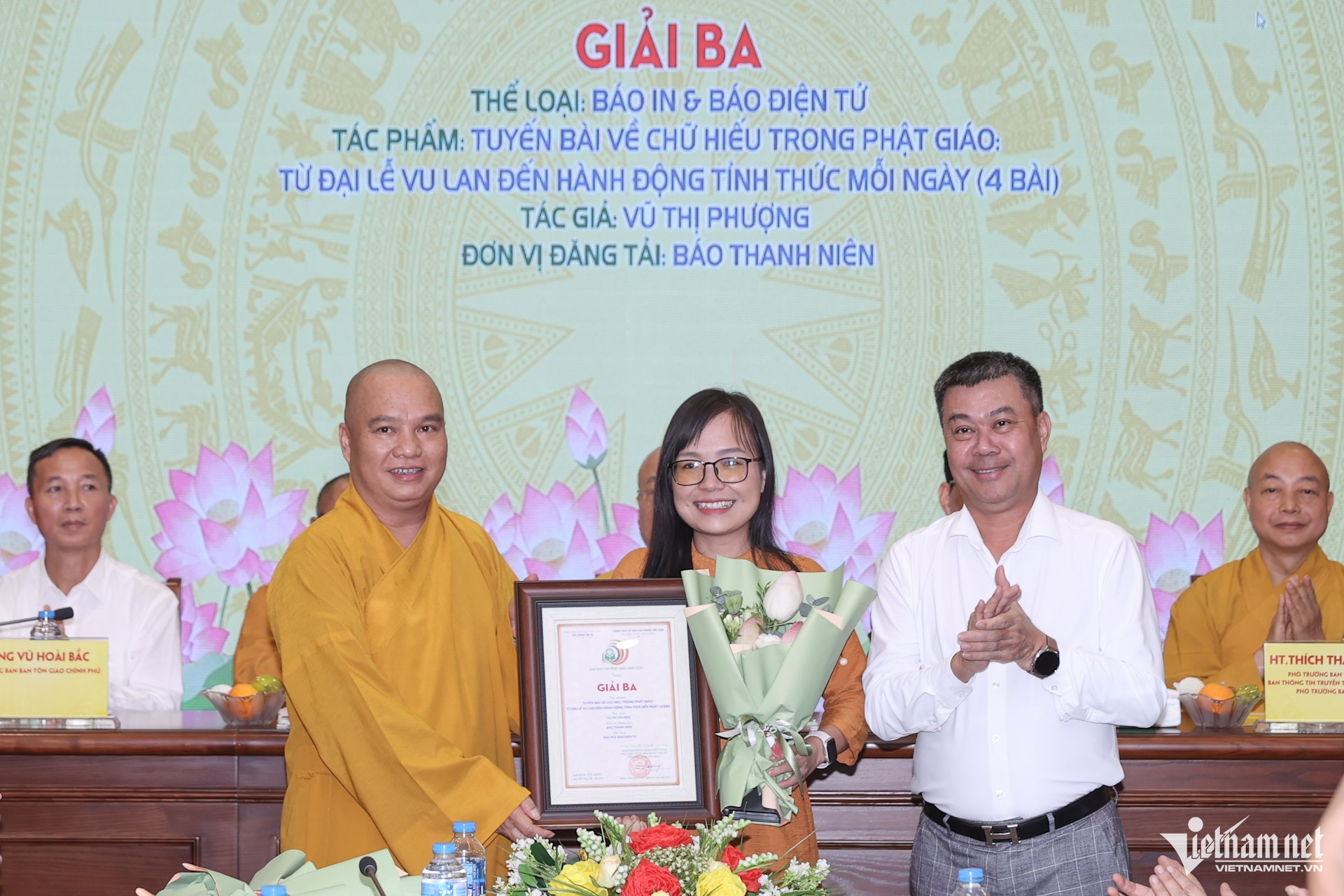 W-Ong Nguyen Ba trao giai Ba.jpg