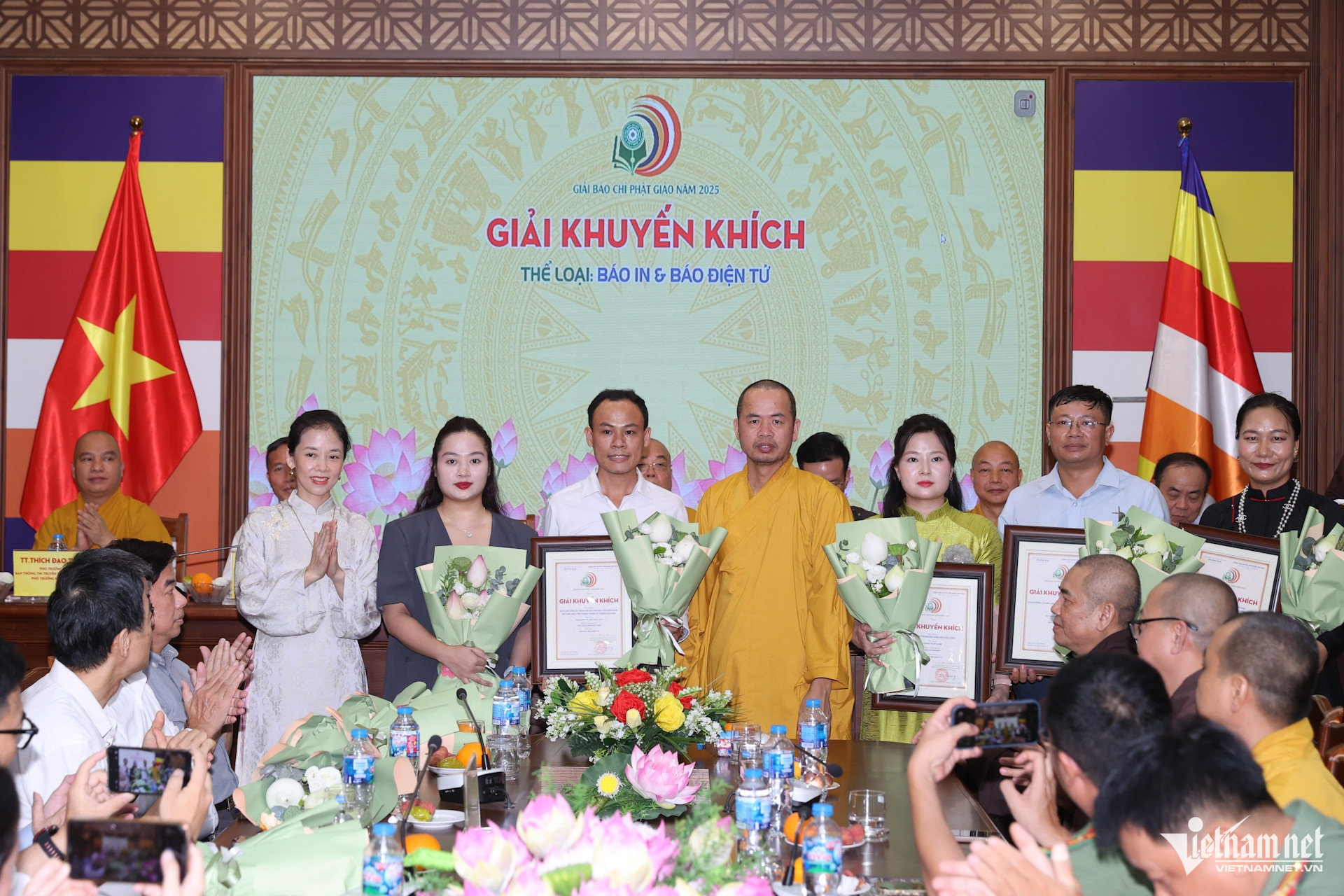 W-Trao giai Khuyen khich.jpg