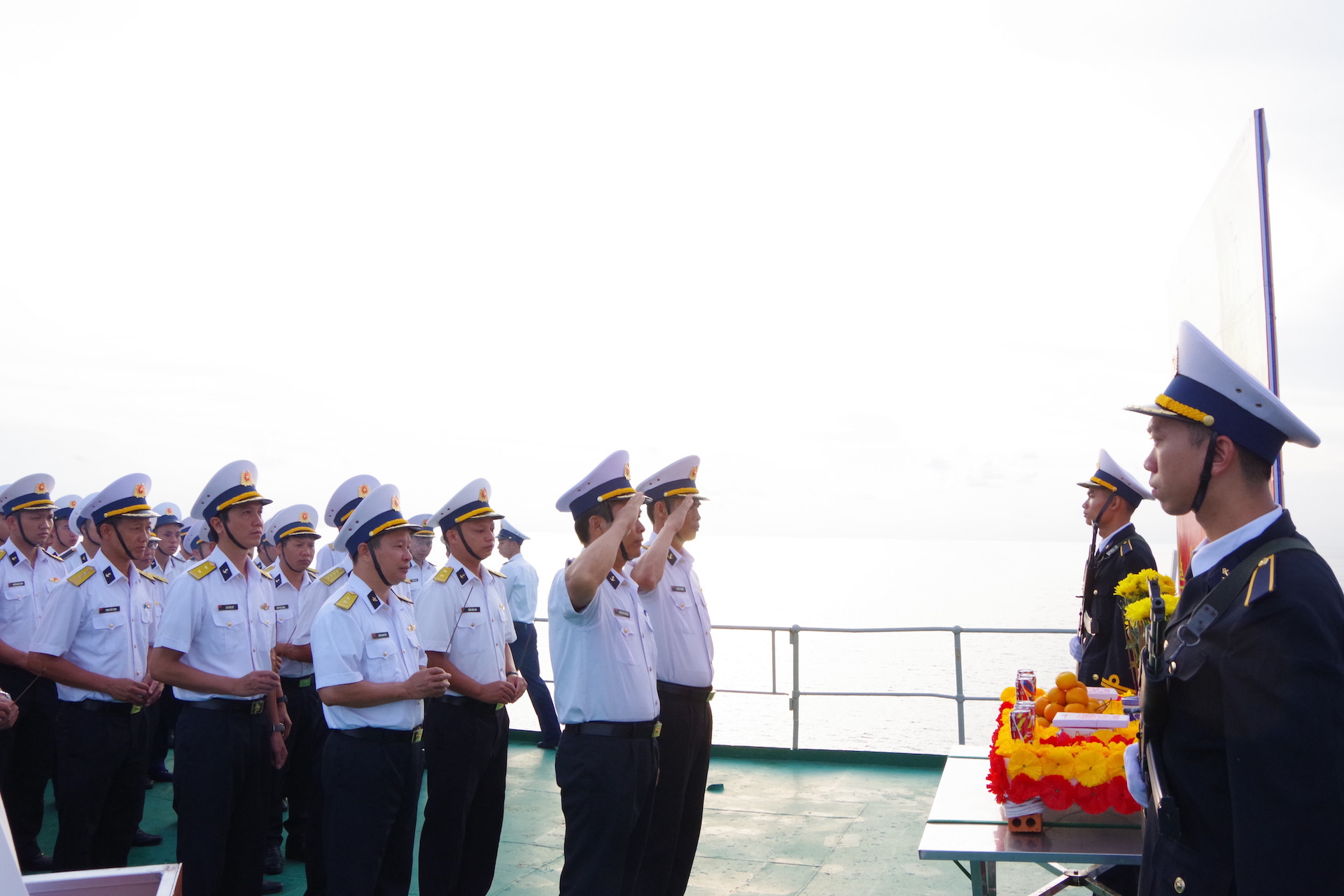 2. Đoàn công tác dâng hương..JPG