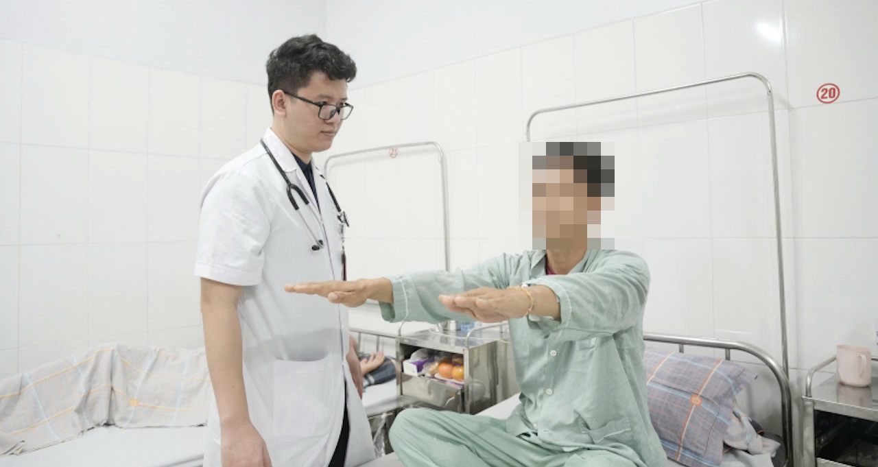 Bóng đập vào cổ, nam thanh niên đột quỵ nguy kịch