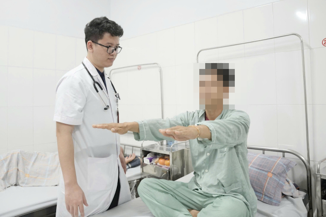 Bóng đập vào cổ, nam thanh niên đột quỵ nguy kịch