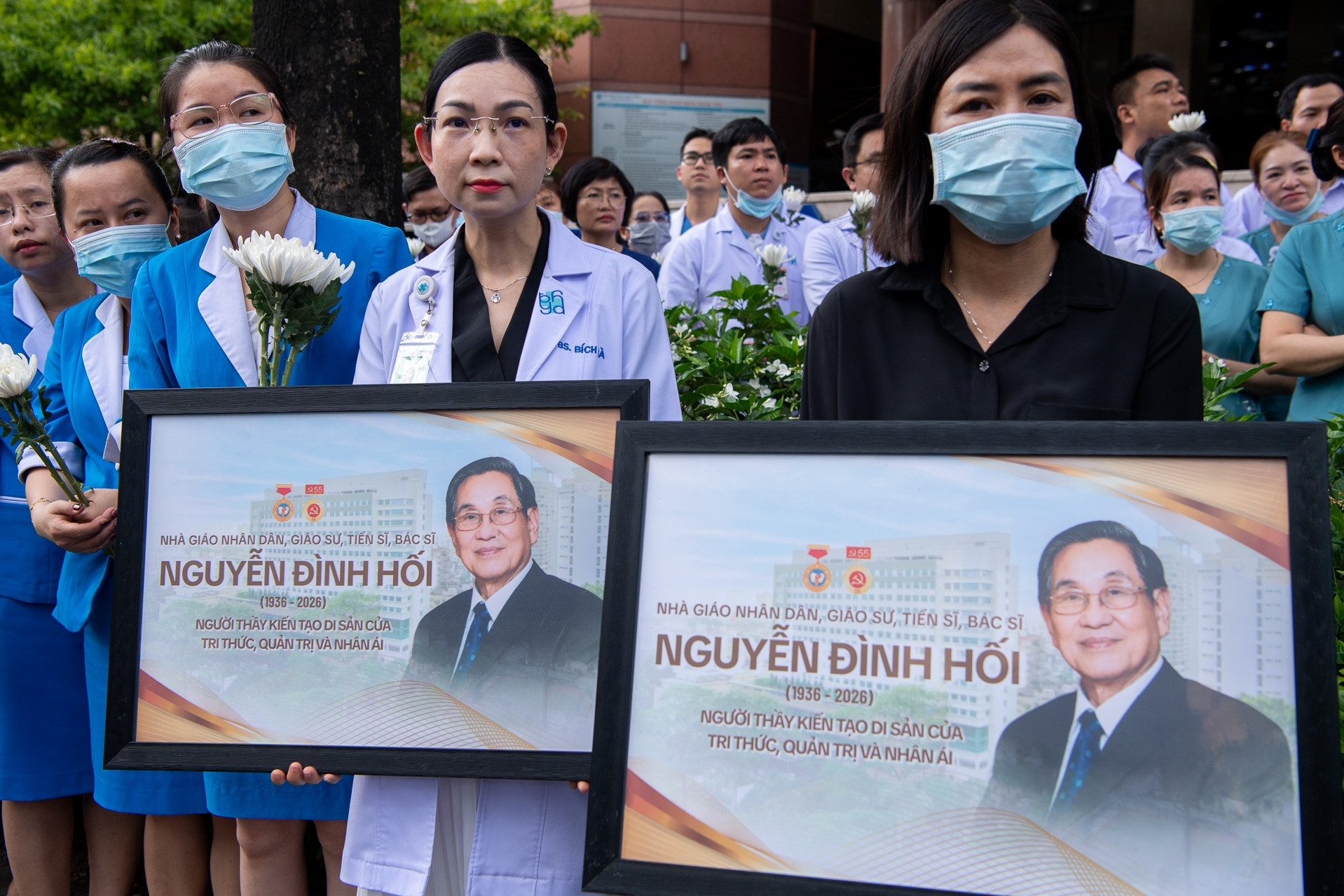 Xúc động cảnh hàng nghìn y bác sĩ, sinh viên đứng chờ tiễn biệt GS Nguyễn Đình Hối