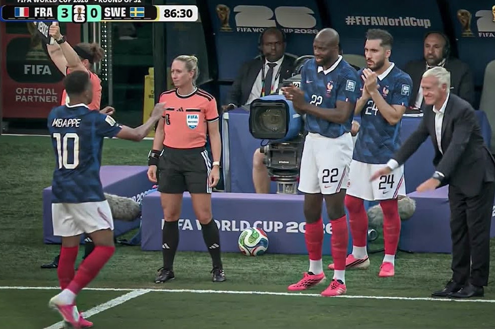 HLV Deschamps thán phục Mbappe sau trận thắng to Thuỵ Điển