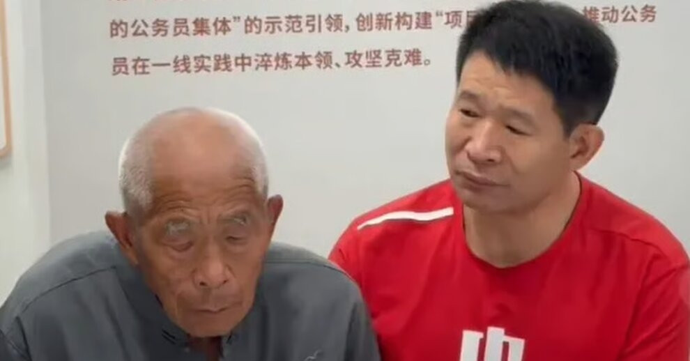 Lên tàu hỏa chơi rồi ngủ quên, cậu bé thất lạc gia đình suốt 35 năm