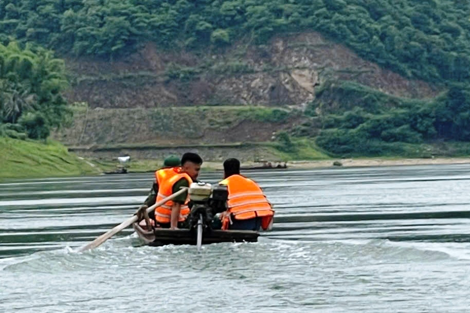 Người đàn ông mất tích bí ẩn sau khi rời nhà, cảnh tượng trên sông gây bất an