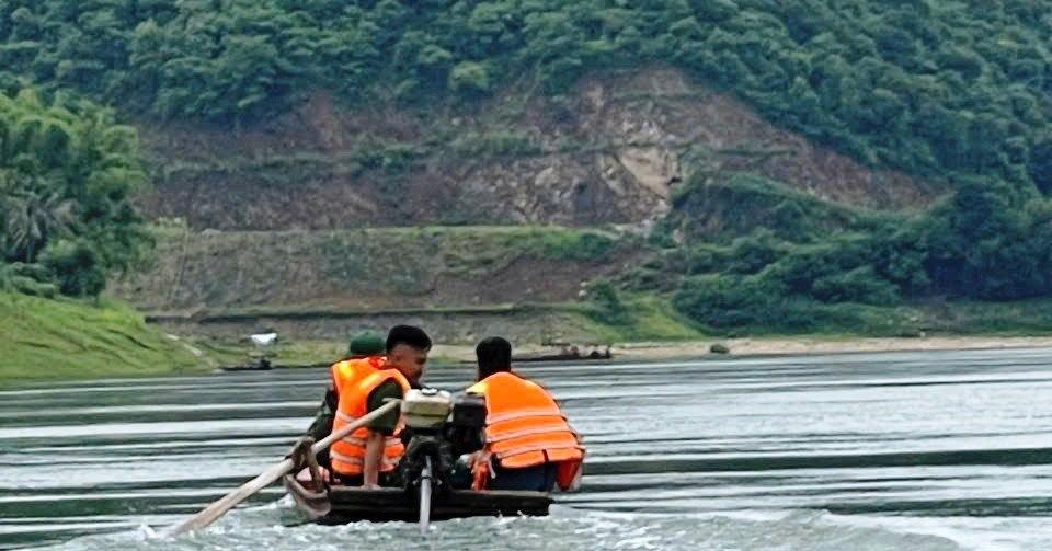 Người đàn ông mất tích bí ẩn sau khi rời nhà, cảnh tượng trên sông gây bất an
