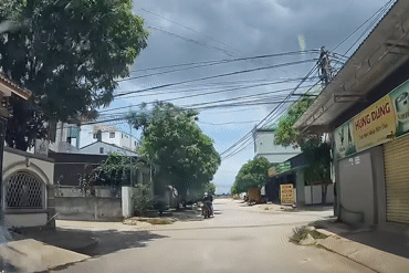 Tài xế lái xe Mazda lao từ ngõ ra tạt đầu xe đi thẳng, mở cốp lấy gậy đe dọa