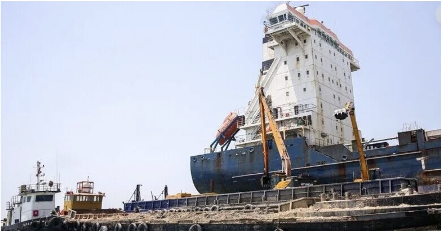 Tàu nước ngoài gặp nạn vì đi chệch khỏi tuyến đường Iran chỉ định