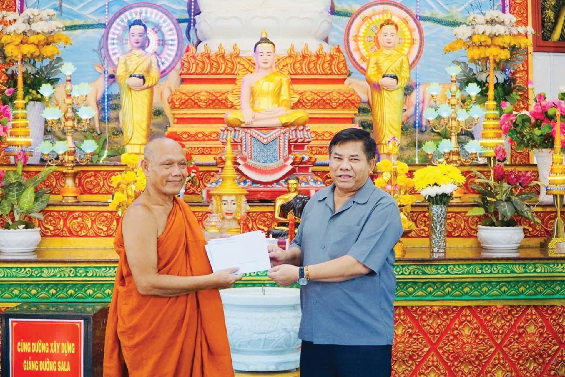 Thứ trưởng Bộ Dân tộc và Tôn giáo Y Thông trao quà tới Hòa thượng Thạch Hà trong dịp Tết Chôl Chnăm Thmây năm 2026.jpg