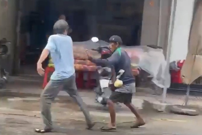 Tranh cãi khi bán vé số, người đàn ông rút dao đâm đối thủ tử vong