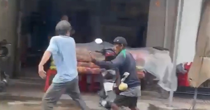 Tranh cãi khi bán vé số, người đàn ông rút dao đâm đối thủ tử vong