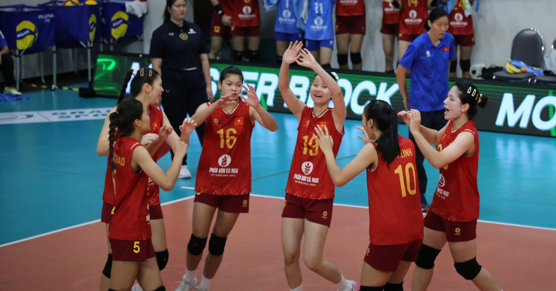 Tuyển bóng chuyền U18 nữ Việt Nam thắng tưng bừng ở giải châu Á