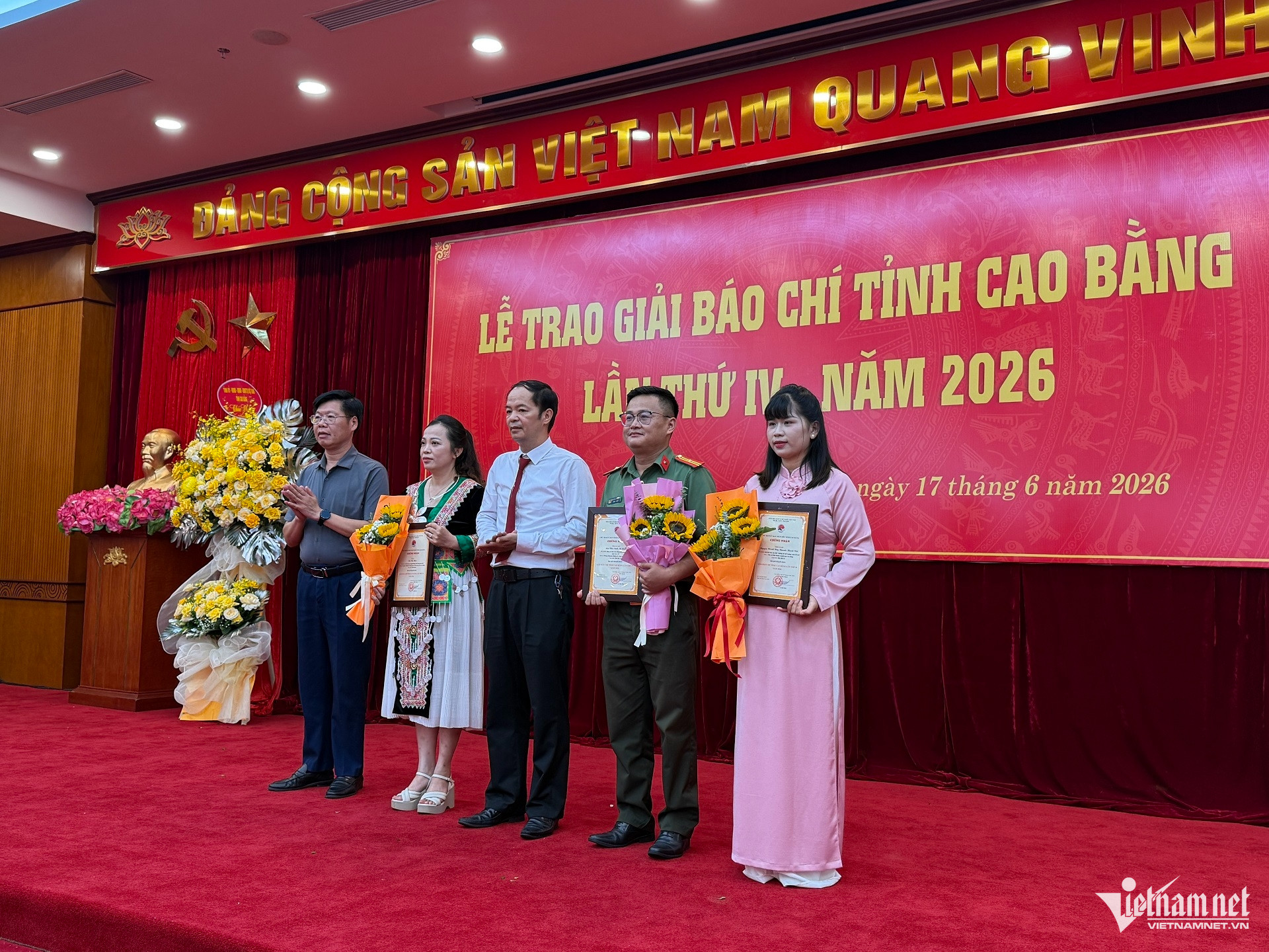 Box https://static-images.vnncdn.net/vps_images_publish/000001/000003/2026/7/1/w-cac-phong-vien-nhan-giai-bao-chi-cao-bang-1112.jpg