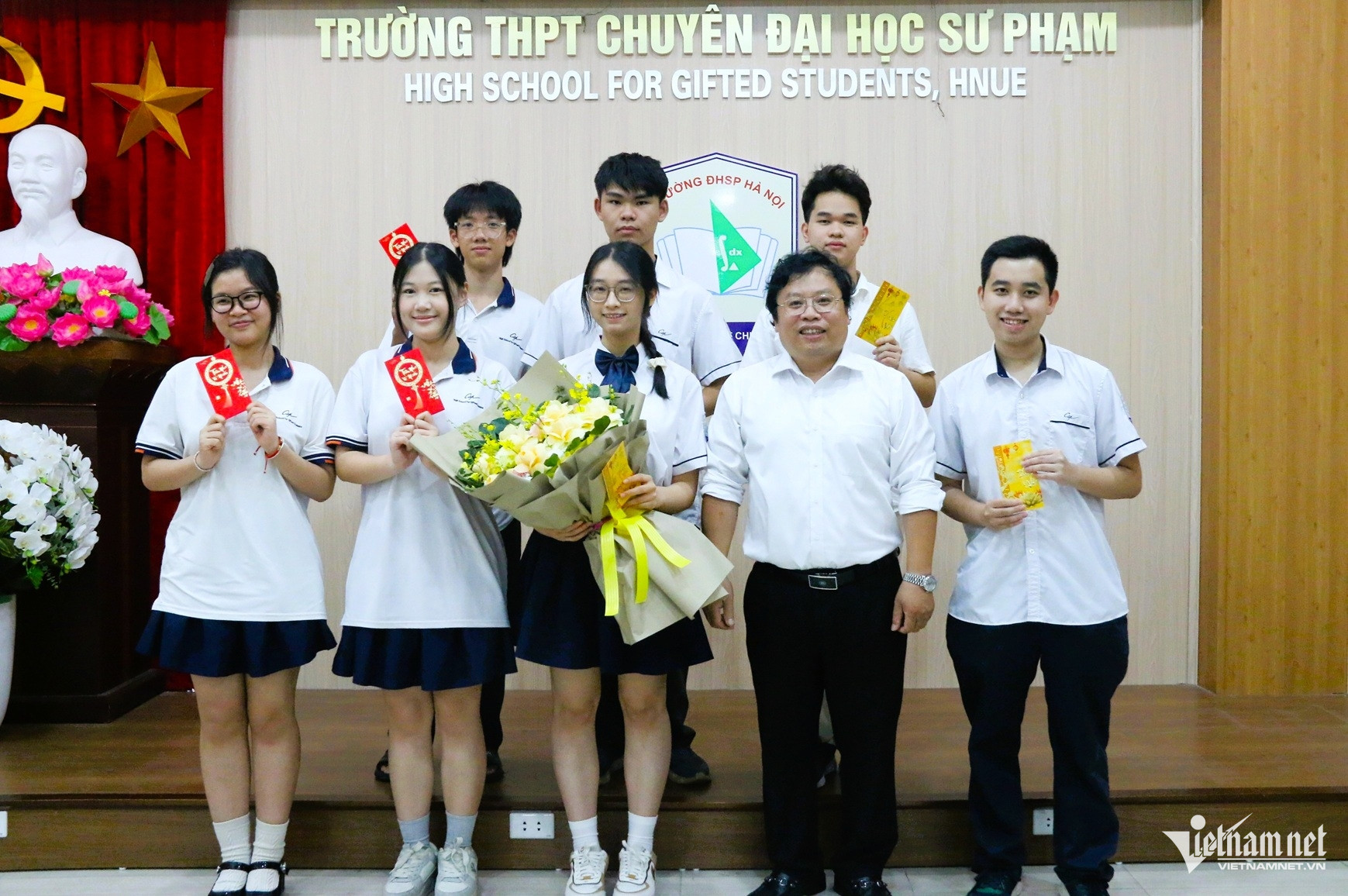 W-Hương Giang và tập thể lớp 12 Toán 1.JPG.jpg