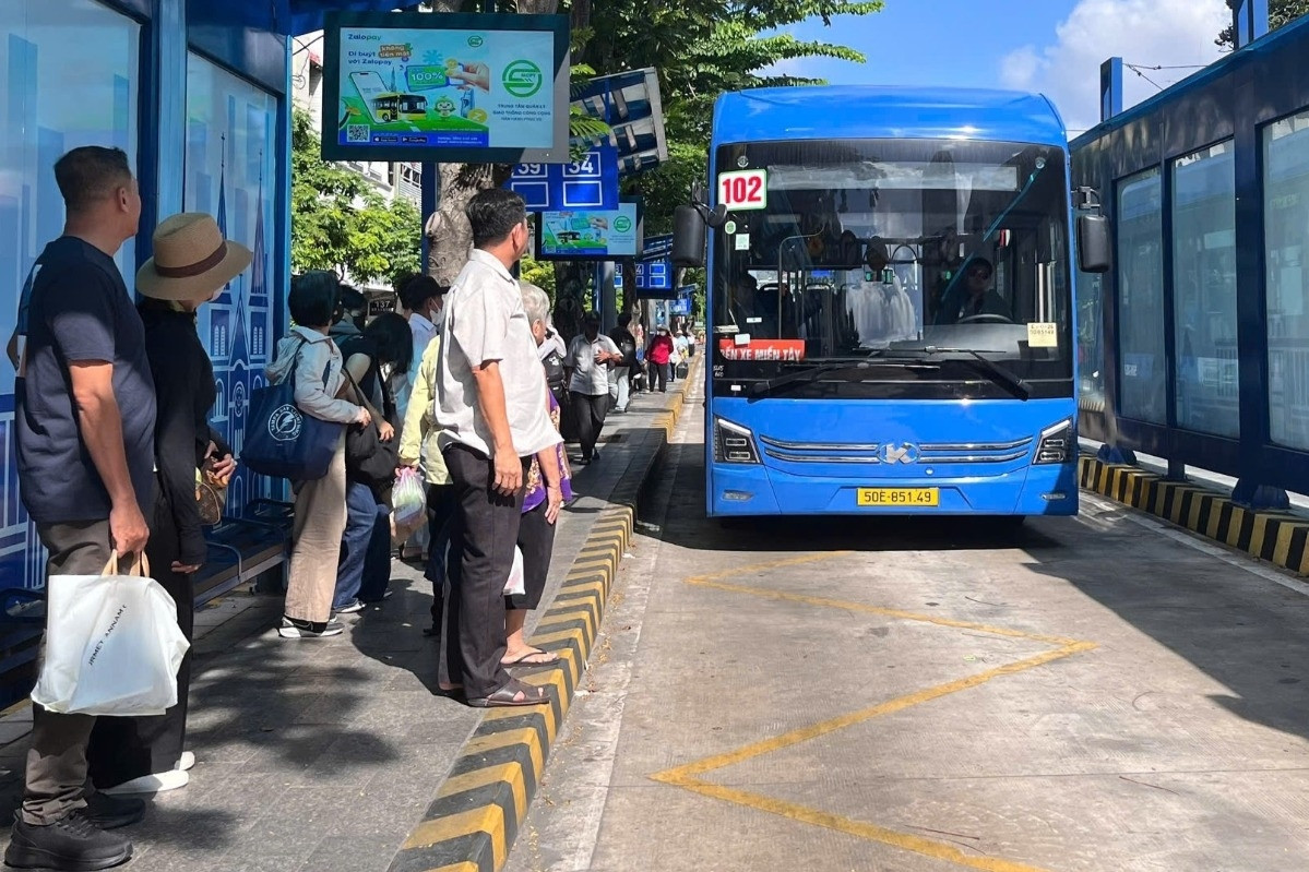 Xe buýt miễn phí ở TPHCM ngày đầu: Cảnh tượng bất ngờ tại các bến ở trung tâm
