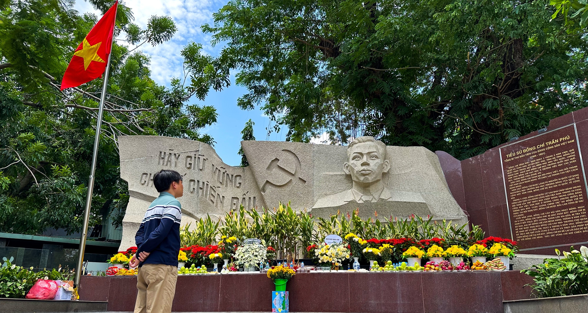 Cảnh đội nắng thắp hương, ngóng chờ tin hài cốt liệt sĩ ở công viên Lê Thị Riêng