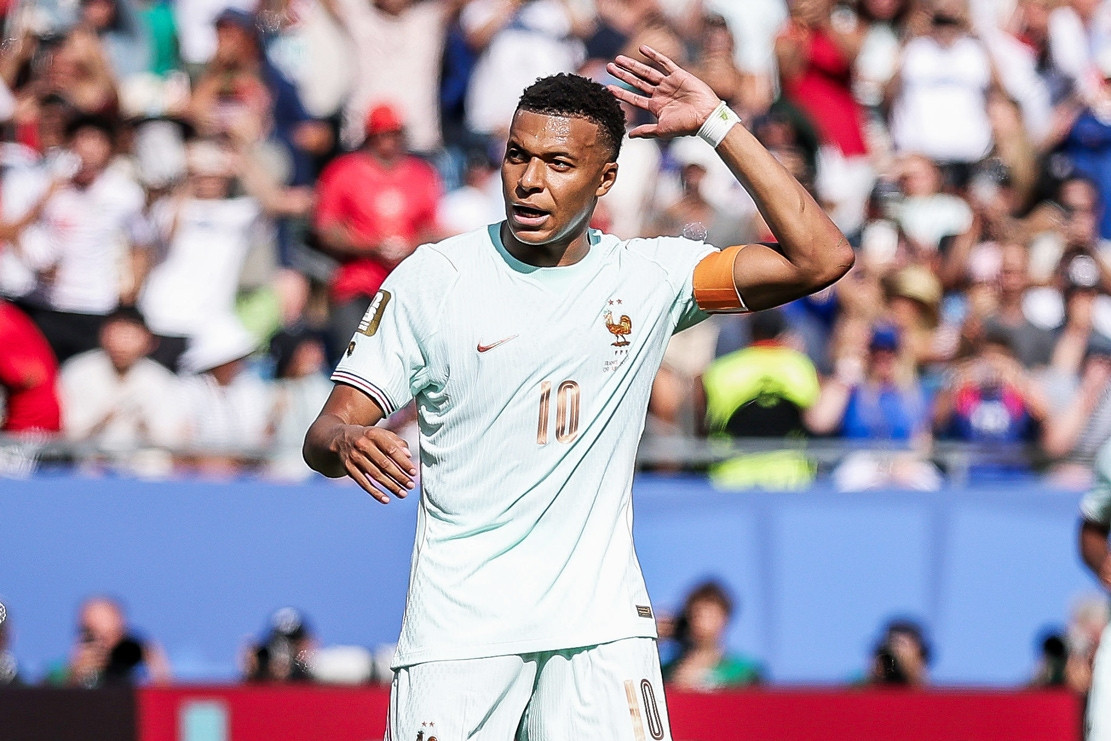 CĐV Pháp phẫn nộ với trọng tài khi Mbappe sút hỏng penalty