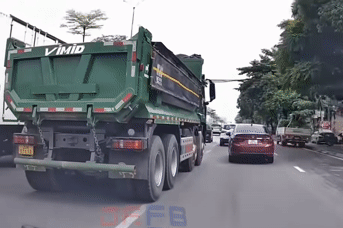 Chuyển làn bất cẩn, xe ben gây họa cho nhiều phương tiện trên đường