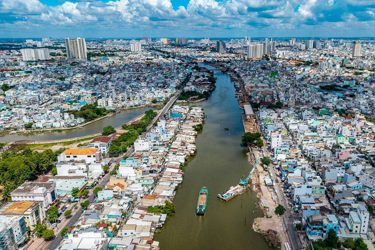 Đại công trường bờ Bắc kênh Đôi ở TPHCM tăng tốc sau 10 tháng thi công