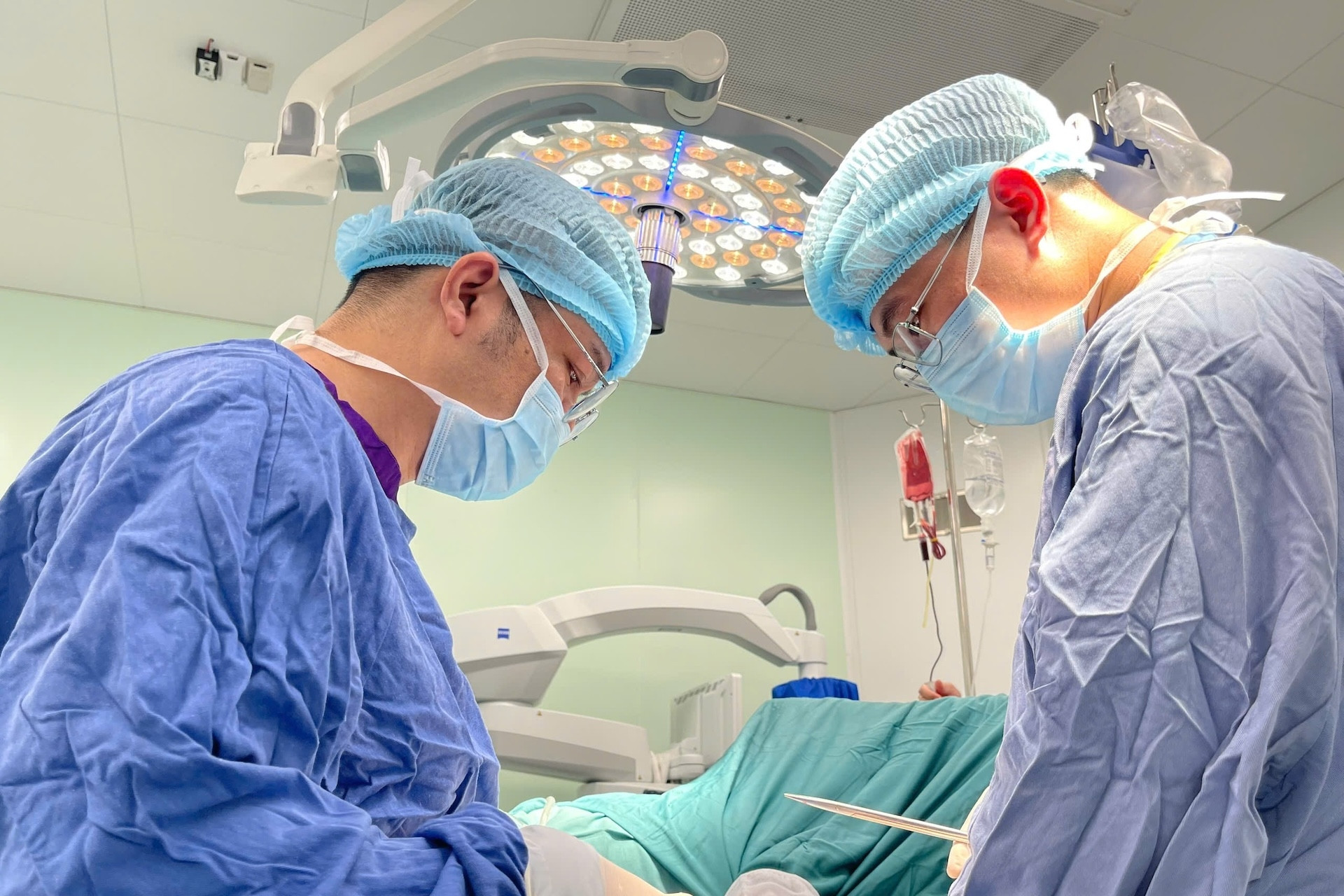 Đêm trực đầu tiên, BV Việt Đức cơ sở Ninh Bình báo động đỏ mổ cấp cứu ca nguy kịch