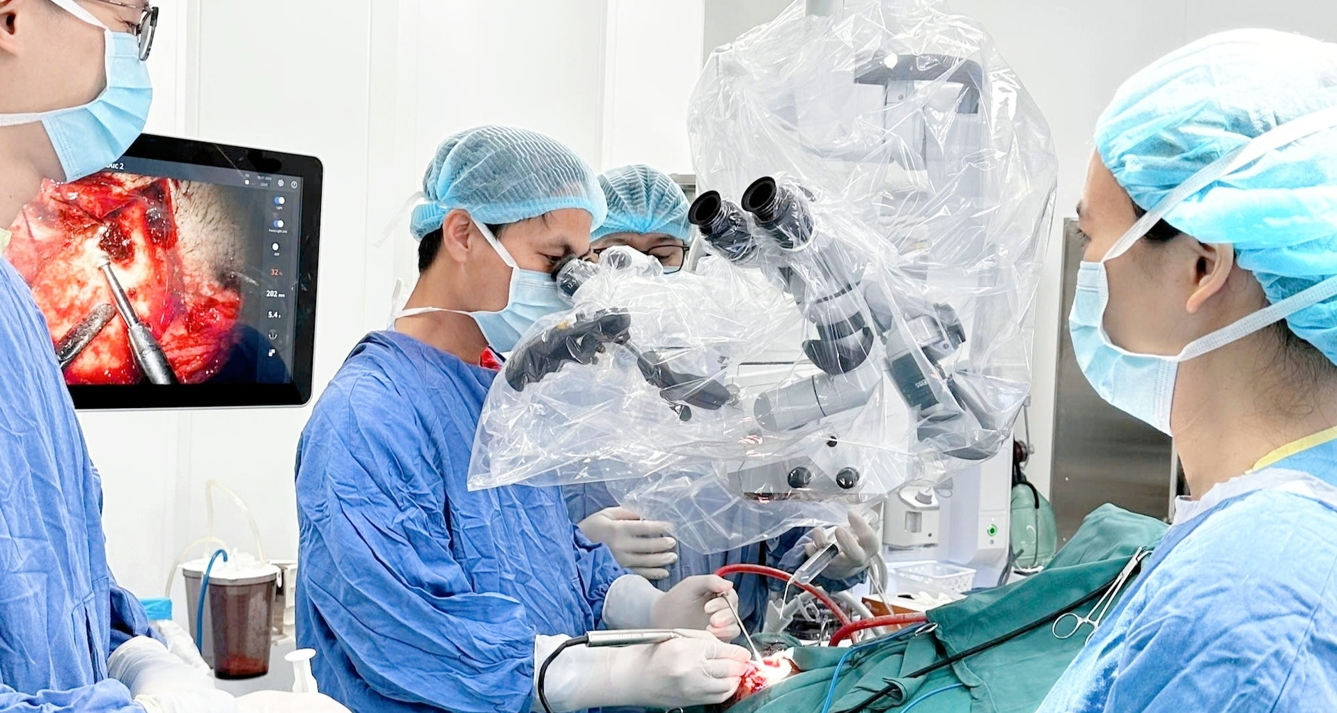Đêm trực đầu tiên, BV Việt Đức cơ sở Ninh Bình báo động đỏ mổ cấp cứu ca nguy kịch