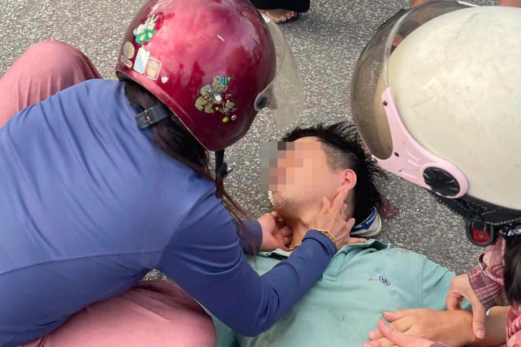 Dừng xe trên đường về nhà, điều dưỡng ép tim cứu người ngã quỵ giữa quảng trường