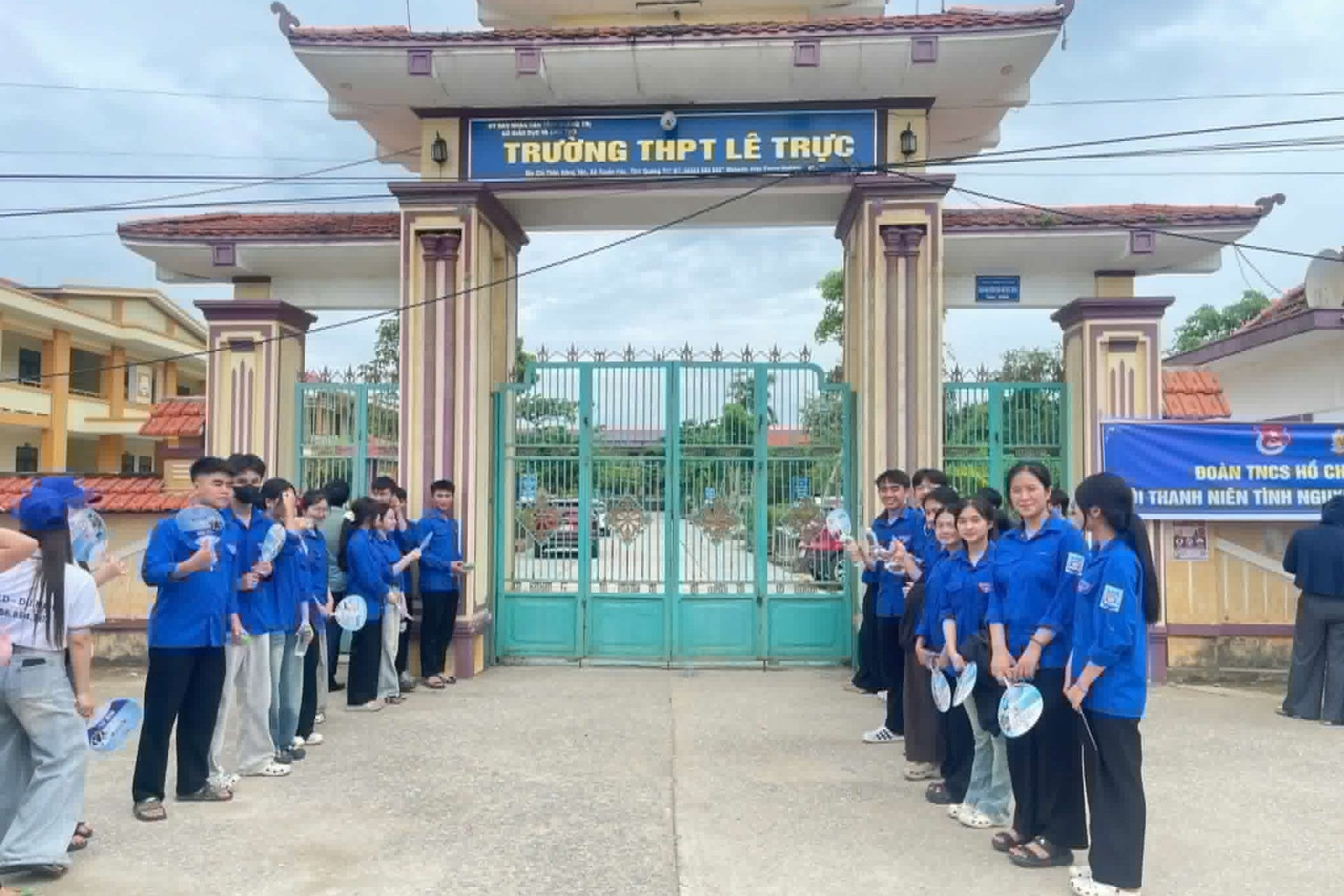 Hiệu trưởng ở Quảng Trị lên tiếng về phản ánh giám thị chỉ bài thi cho con trai