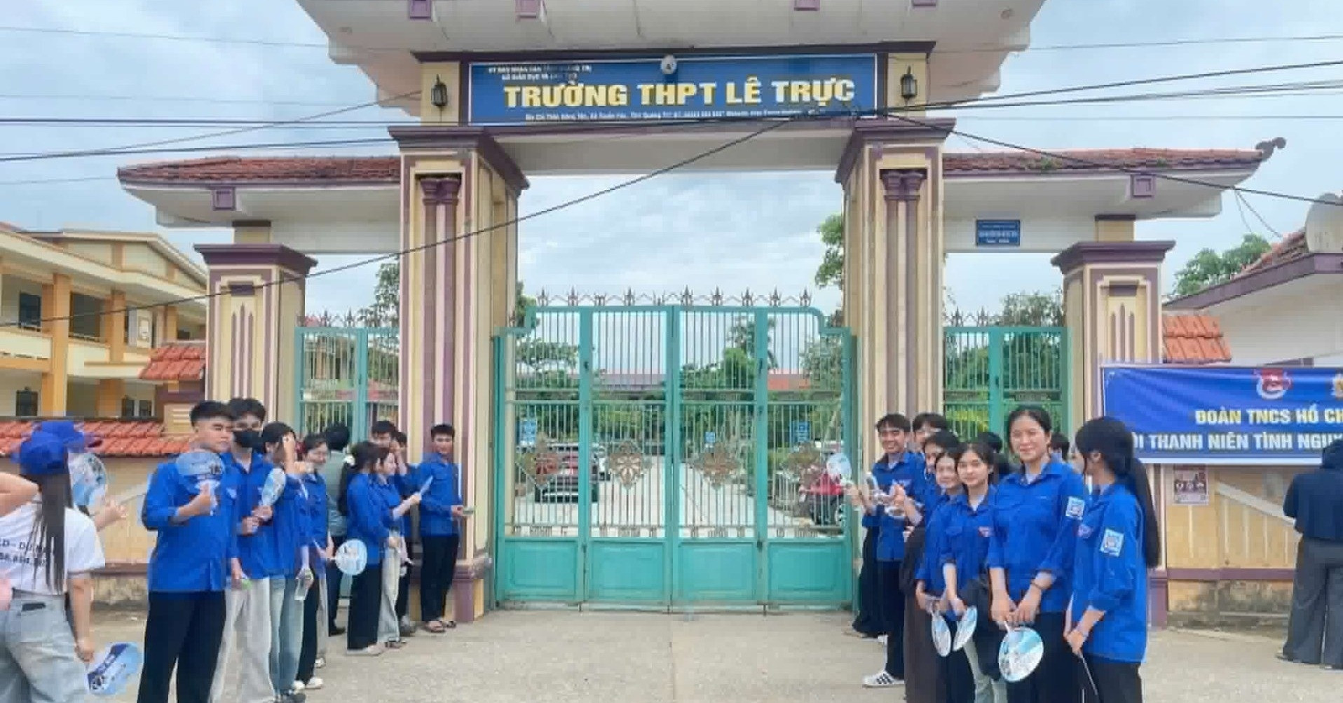 Hiệu trưởng ở Quảng Trị lên tiếng về phản ánh giám thị chỉ bài thi cho con trai