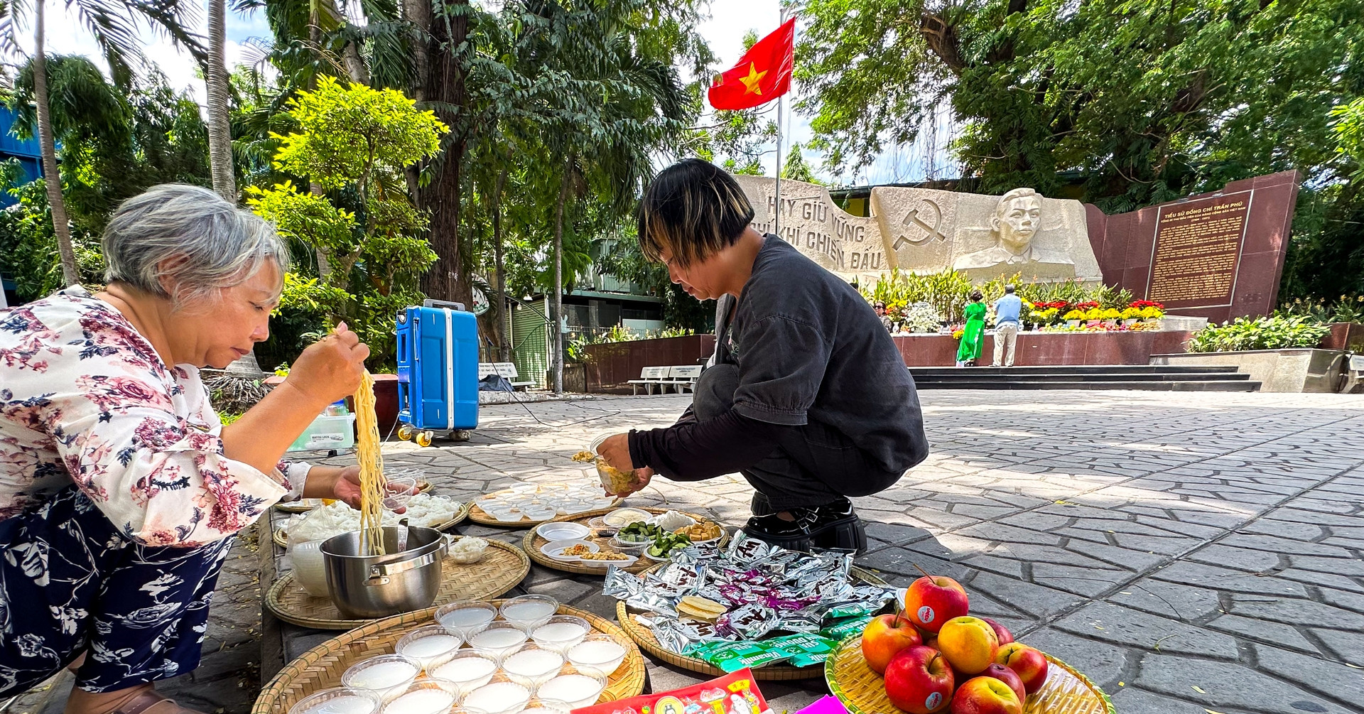 Những mâm cơm tri ân đặc biệt ở công viên Lê Thị Riêng
