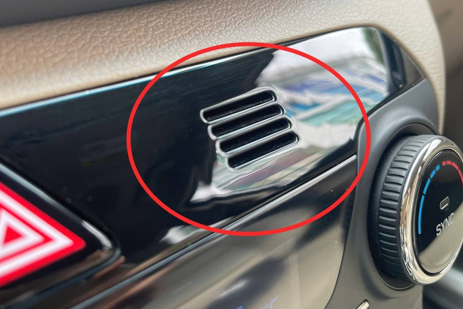 Tác dụng thật sự của khe lưới nhỏ trên táp-lô ô tô, nhiều người vẫn nhầm