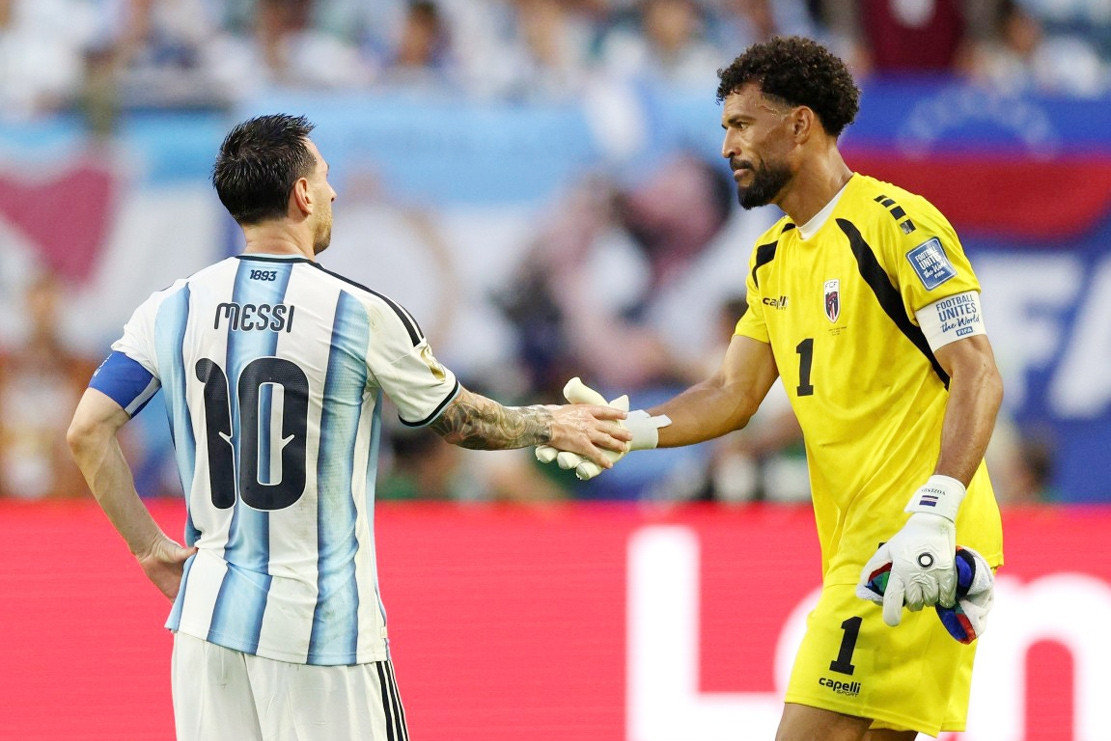 Thủ môn Cape Verde nhận hợp đồng trong mơ thi đấu cùng Messi