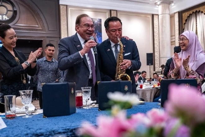 Thủ tướng Thái Lan trổ tài chơi kèn saxophone khi công du Malaysia