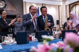 Thủ tướng Thái Lan trổ tài chơi kèn saxophone khi công du Malaysia
