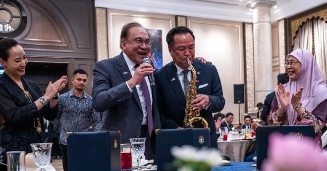 Thủ tướng Thái Lan trổ tài chơi kèn saxophone khi công du Malaysia