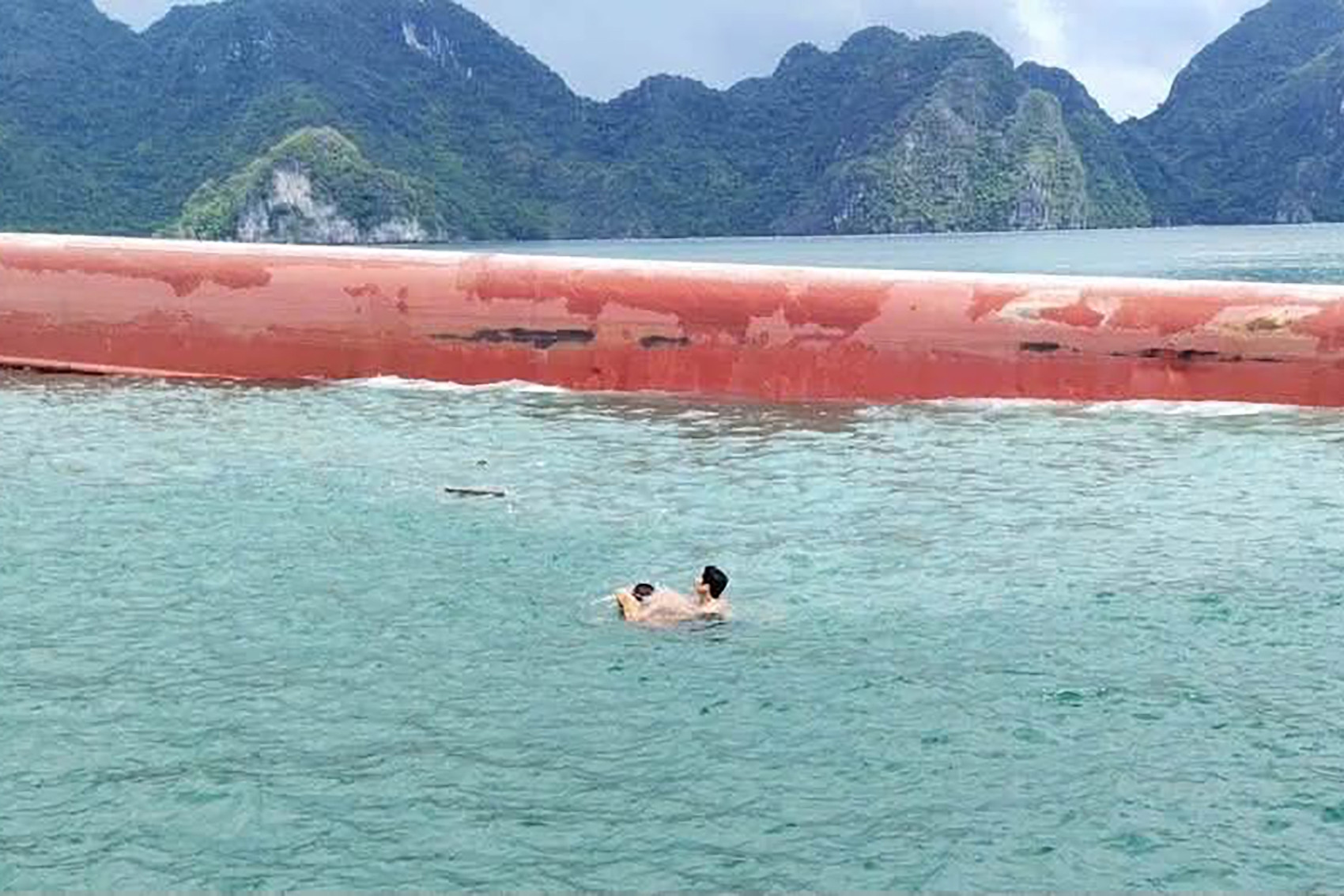 Thuyền trưởng kể phút sinh tử khi tàu va đá ngầm, lật úp trên biển Vân Đồn
