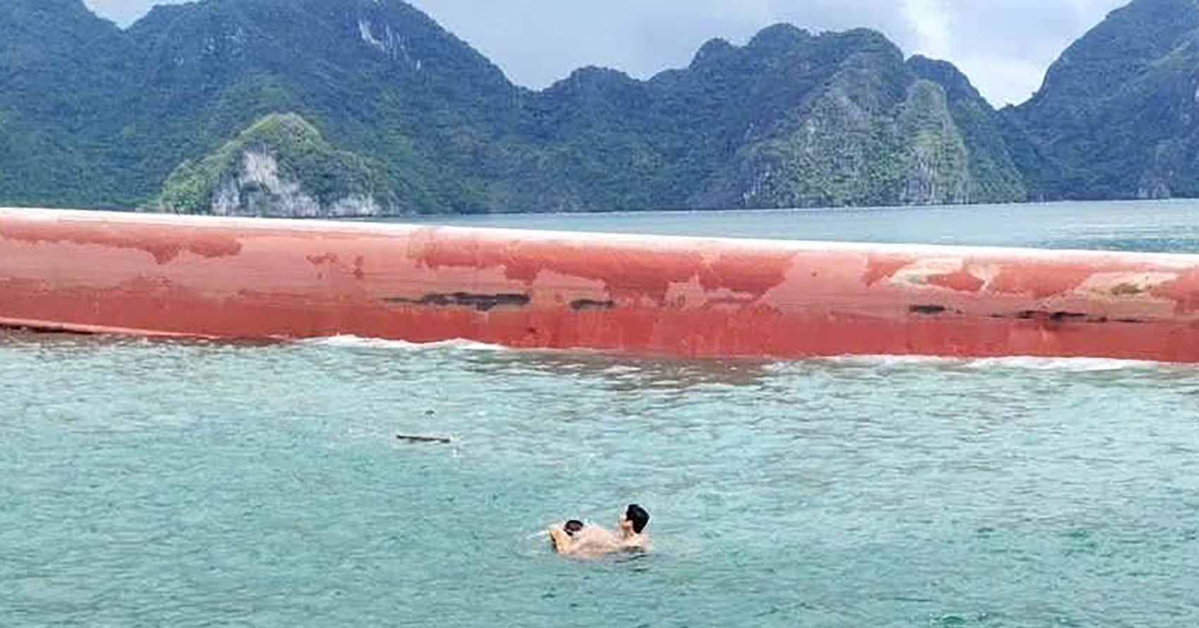 Thuyền trưởng kể phút sinh tử khi tàu va đá ngầm, lật úp trên biển Vân Đồn