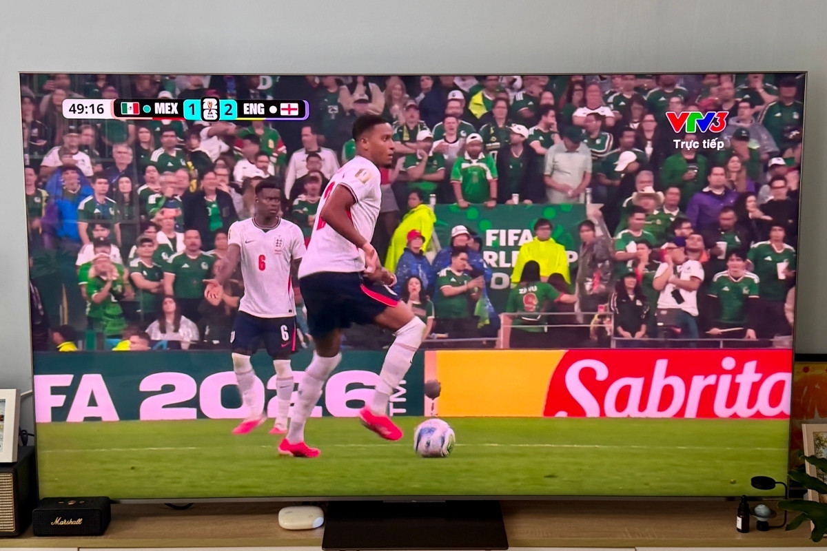 TV TCL C8L - Dấu ấn nổi bật trong phòng khách