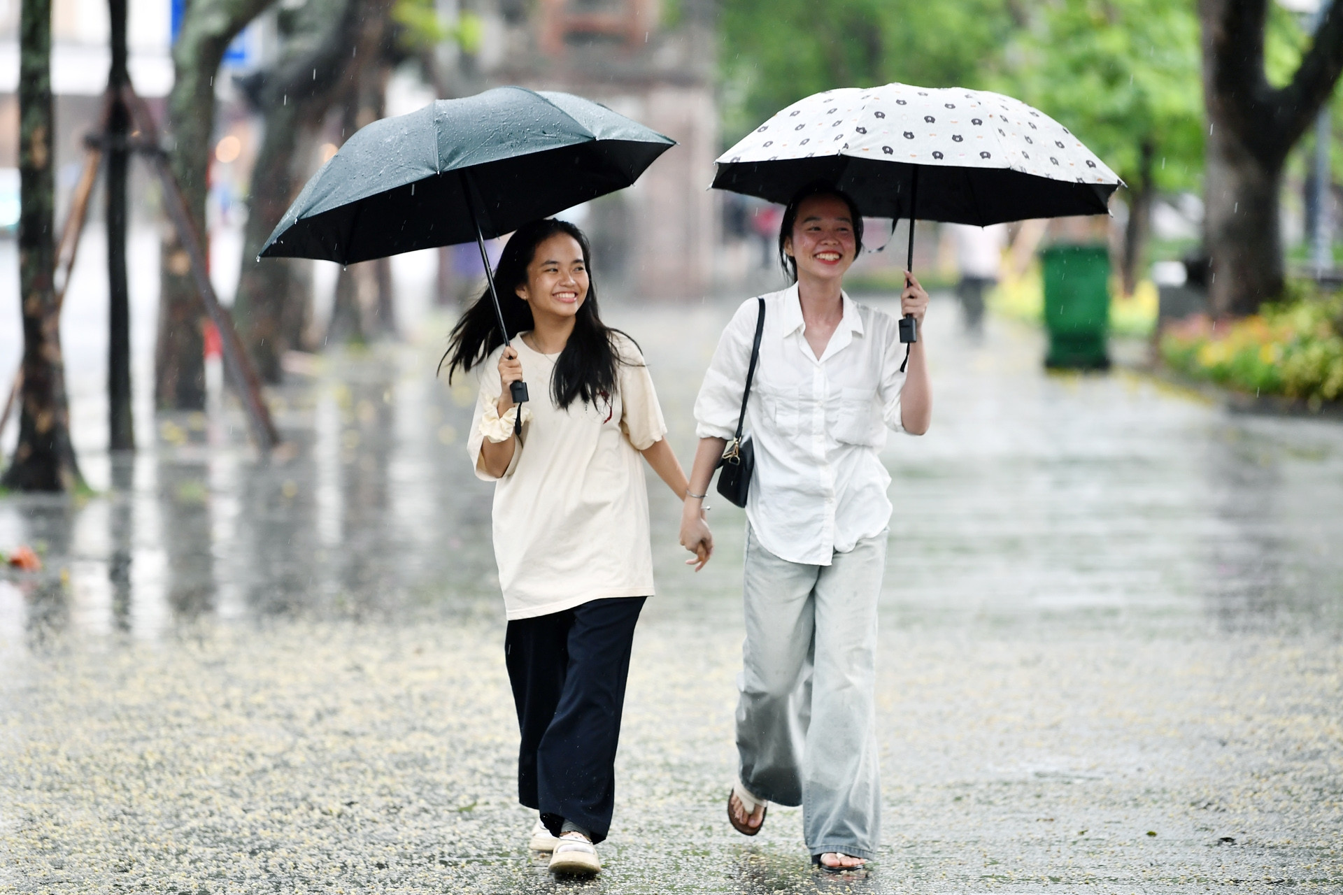 Dự báo thời tiết 12/7/2026: Miền Bắc tiếp diễn mưa giông, Hà Nội nắng gián đoạn