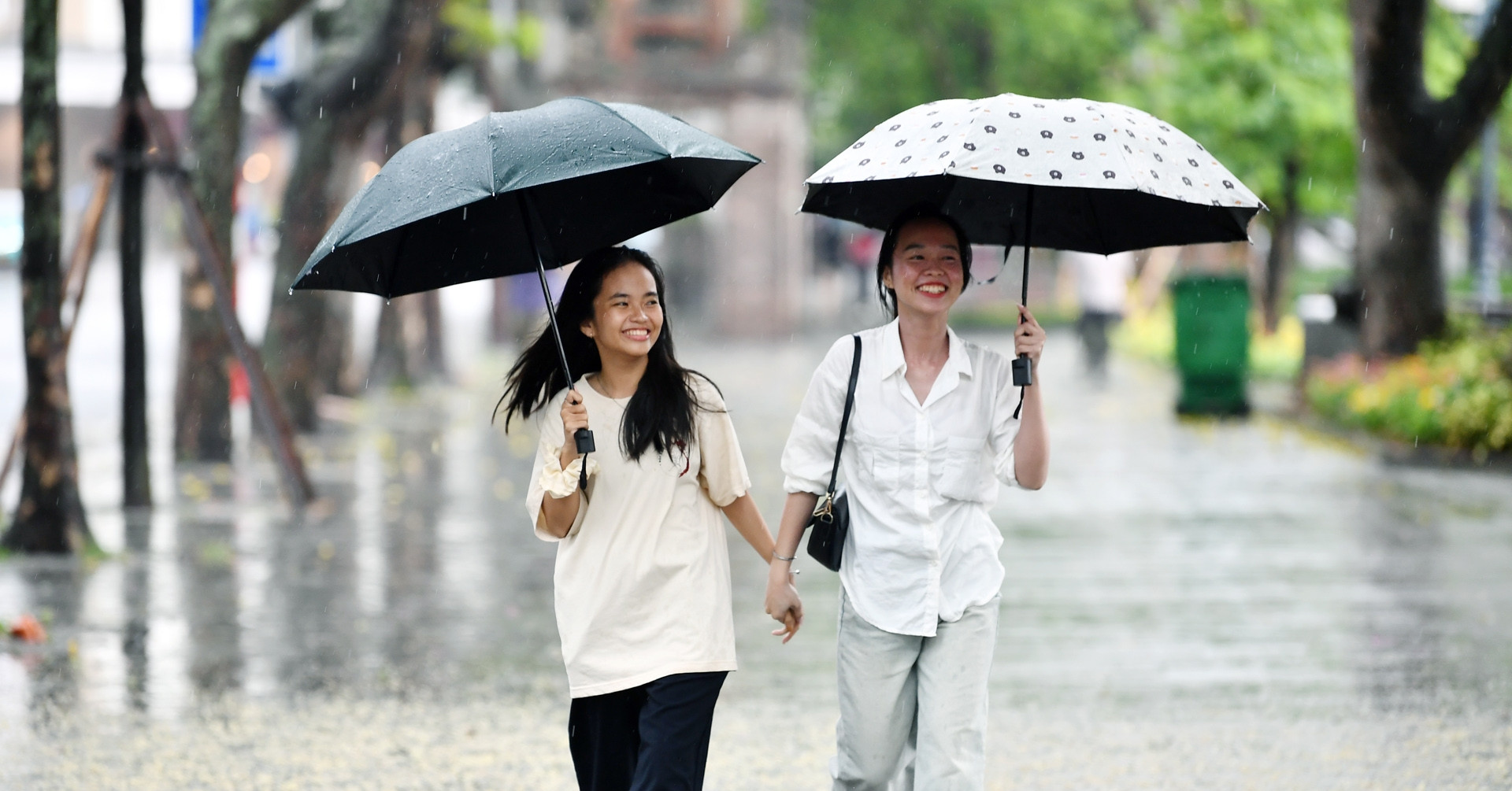 Dự báo thời tiết 12/7/2026: Miền Bắc tiếp diễn mưa giông, Hà Nội nắng gián đoạn