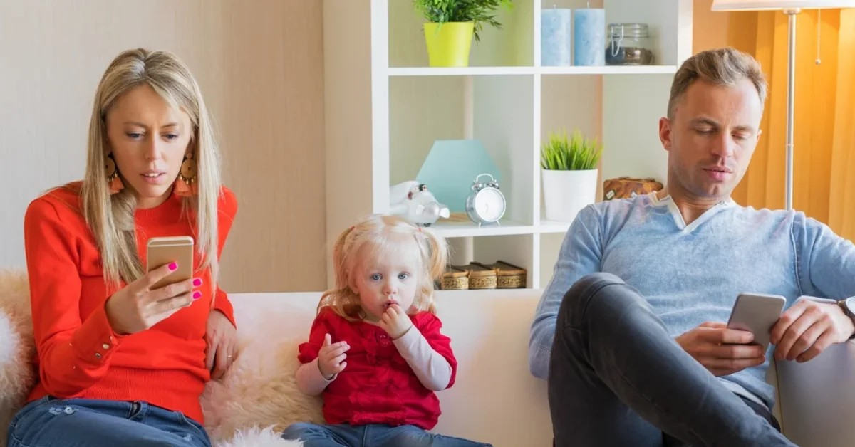 Bố mẹ nghiện điện thoại ảnh hưởng xấu đến tương lai của con