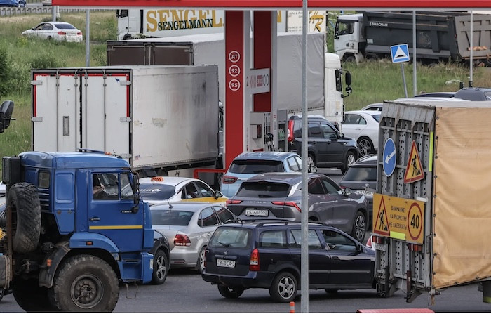 Các phương tiện xếp hàng mua xăng tại Nga. Ảnh: EPA