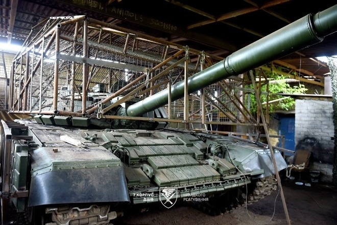 Cận cảnh xe tăng T-72 của Nga bị Ukraine thu giữ ở Donetsk