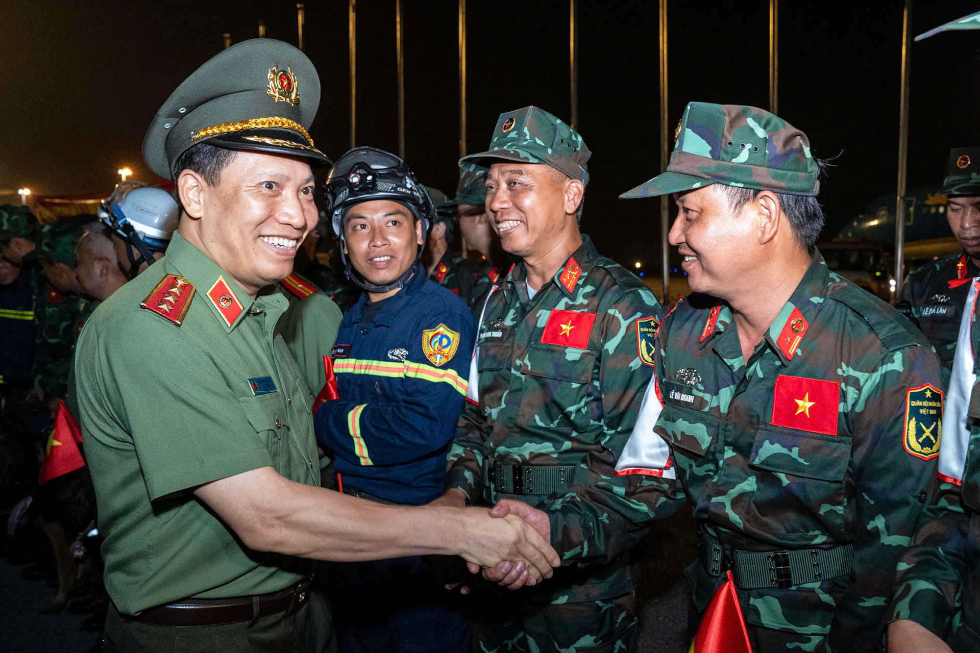 Đoàn Việt Nam trở về sau 12 ngày tham gia cứu nạn, cứu hộ ở Venezuela