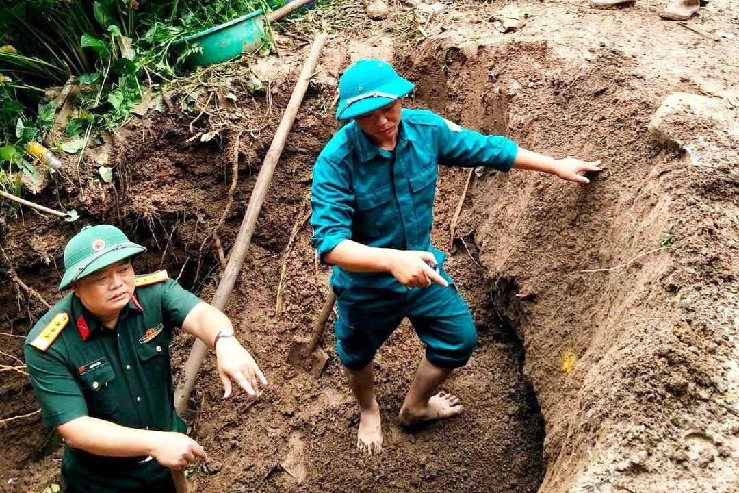 Hố sụt lớn xuất hiện cạnh nhà dân sau mưa lớn ở Sơn La