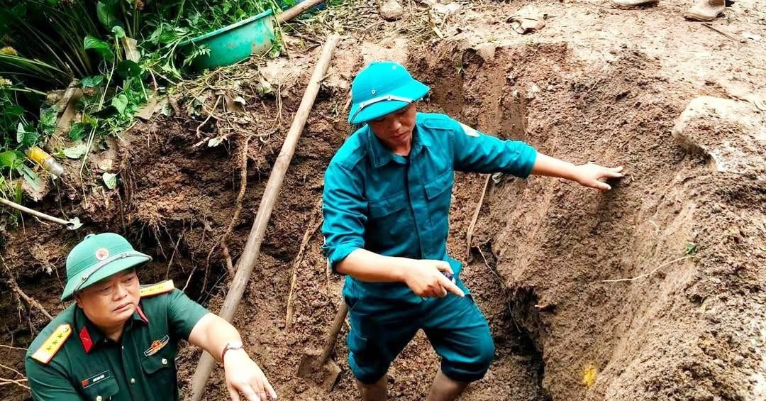 Hố sụt lớn xuất hiện cạnh nhà dân sau mưa lớn ở Sơn La