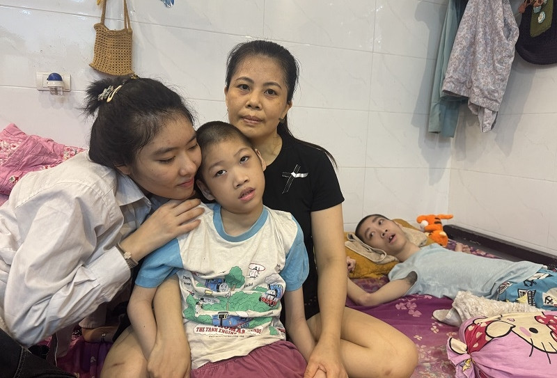 Nỗi khổ cực của gia đình có 3 con đều mắc bệnh về não