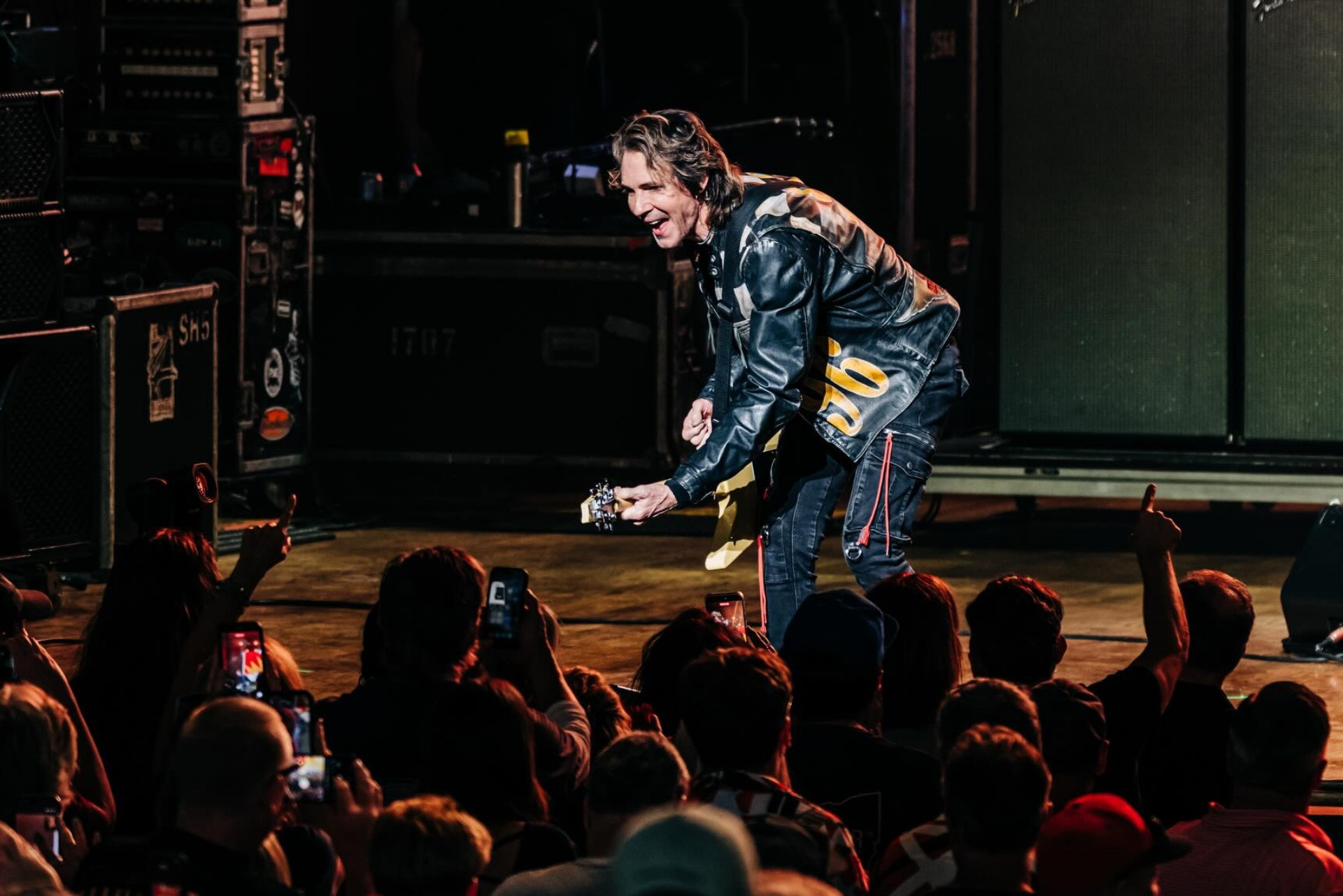 https://static-images.vnncdn.net/vps_images_publish/000001/000003/2026/7/11/photo-by-rick-springfield-on-june-24-2026-may-be-an-image-of-crowd-concert-and-text-1084.jpeg